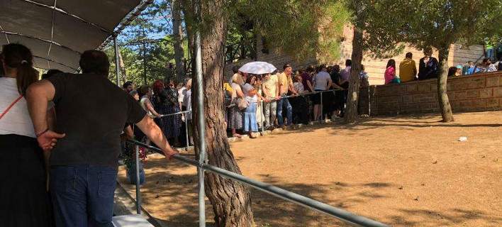 Ουρές πιστών στον τάφο του Αγ. Παΐσιου -Από όλη την Ελλάδα