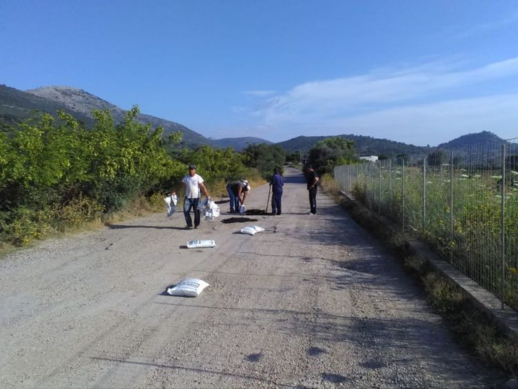Συντήρηση και κάλυψη λακκουβών στο δρόμο Χρυσοβίτσα Ξηρομέρου – Βαλόστρατο
