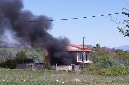 Πυροσβέστης έσωσε 15χρονο από το φλεγόμενο σπίτι του στο Στρογγυλοβούνι.