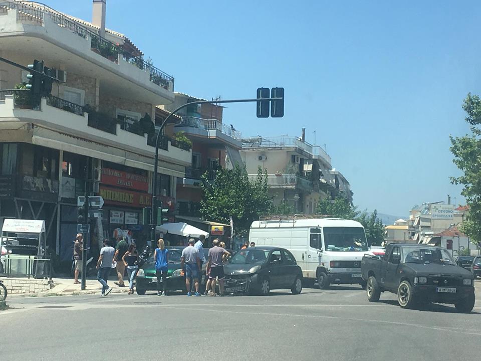 Τροχαίο στα φανάρια της Εθνικής Αντιστάσεως στο Αγρίνιο