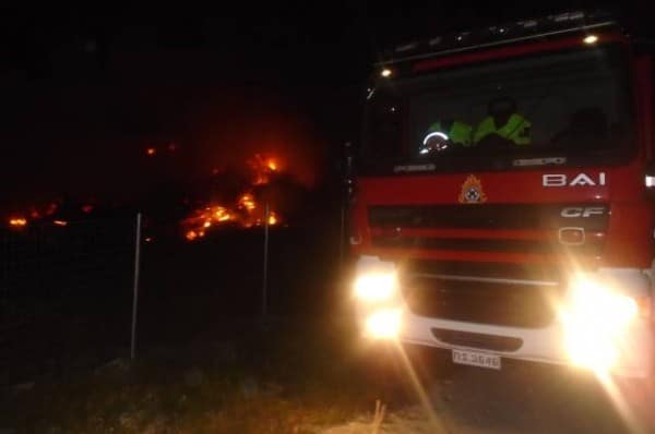 Προβλήματα στην κυκλοφορία χθες βράδυ από πυρκαγιά στη Σταμνά-Παρανάλωμα του πυρός έκταση χαμηλής βλάστησης