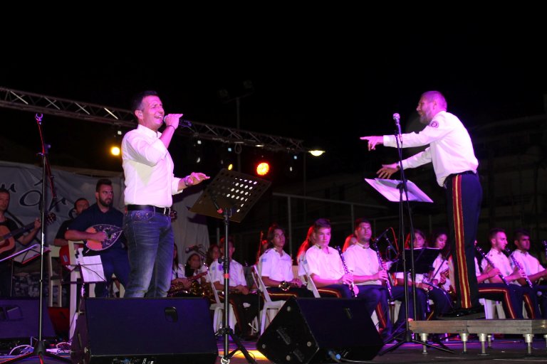 Μια μαγευτική βραδιά με το Δημήτρη Μπάση και τη Δημοτική Φιλαρμονική Αμφιλοχία