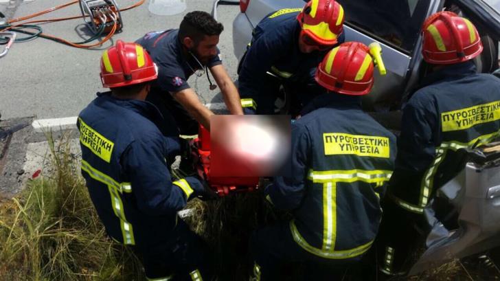 Εγκλωβίστηκε οδηγός ΙΧ μετά από τροχαίο στον κόμβο Κουβαρά