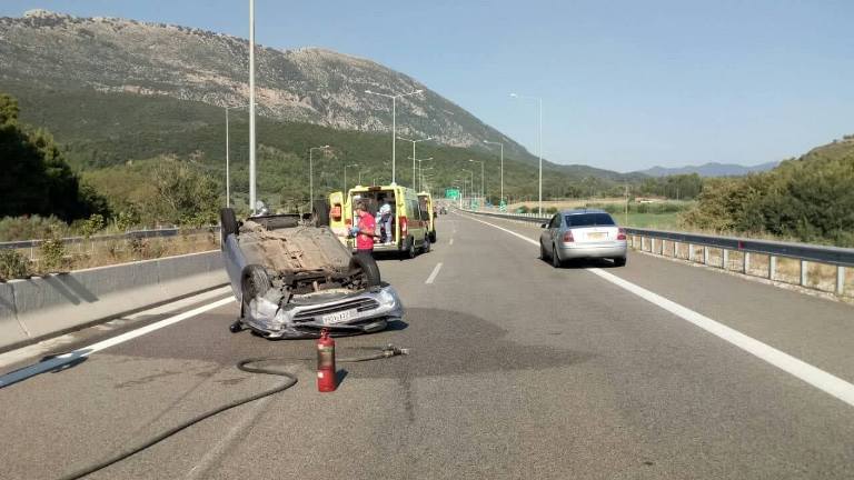 Ιόνια Οδός: Τροχαίο στο 18ο χιλ.- Δύο τραυματίες(δείτε φωτο του agriniosite.gr)