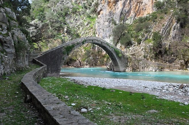 Πεζοπορία στο γεφύρι της Αρτοτιβας