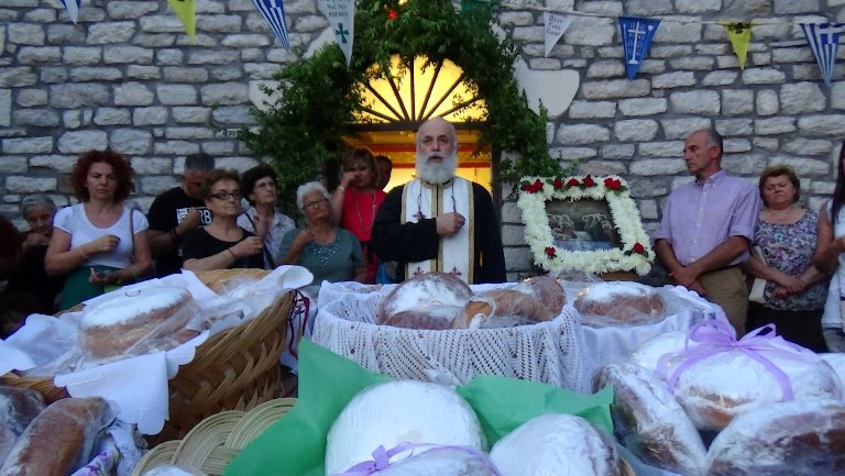 Με ιδιαίτερη λαμπρότητα και κατάνυξη έγινε στο Πετροχώρι ο Εσπερινός της Κοίμησης της Θεοτόκου