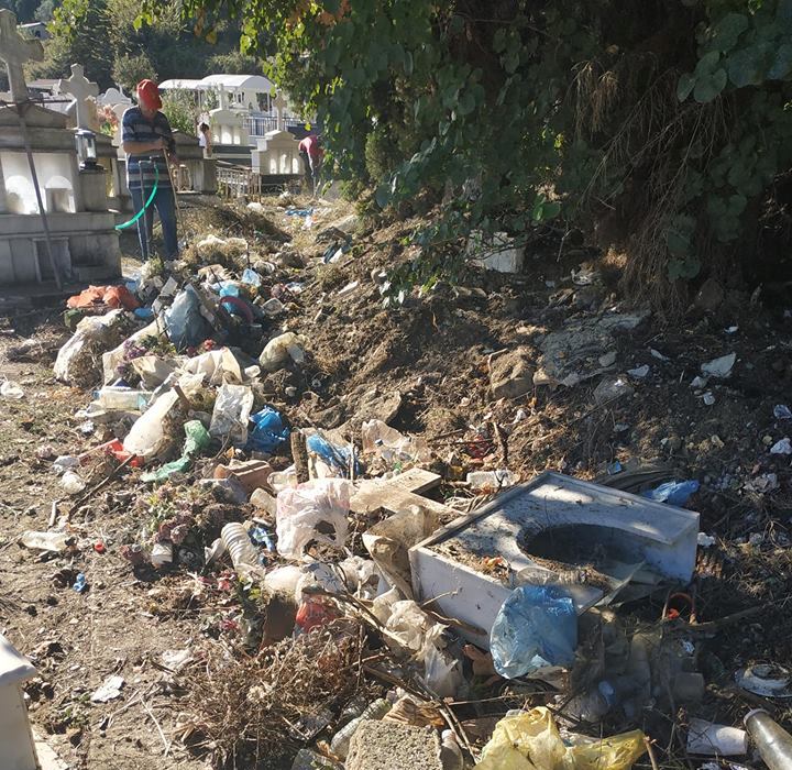 Την κατάσταση στα χέρια του πήρε ο Πολιτιστικός  Συλ. Παπαδατών για την άθλια εικόνα που υπήρχε στο κοιμητήριο.