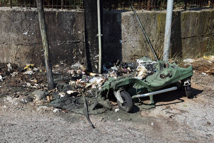 Αγρίνιο-πυρκαγιά σε ένα κάδο σκουπιδιών επεκτάθηκε στον παρακείμενο στύλο του ΟΤΕ