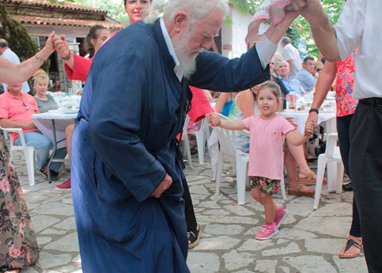 O λεβέντικος χορός του παπα – Νίκου στη Δορβιτσά Ναυπακτίας (video)