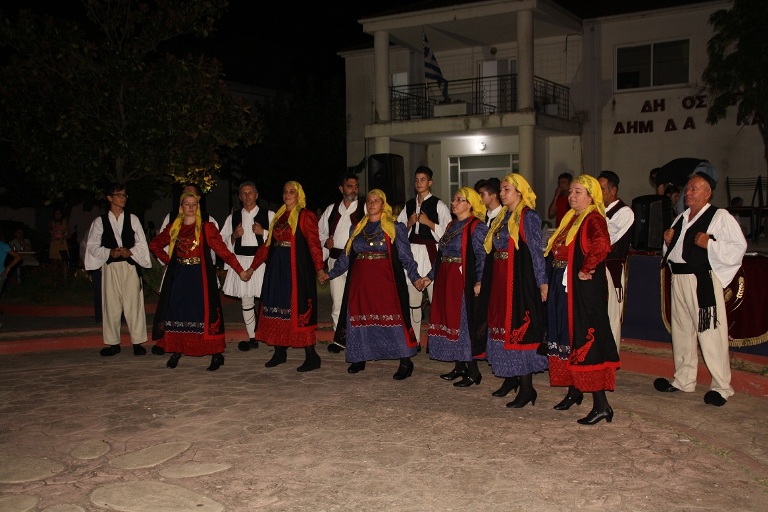 Παραδοσιακή βραδιά στα Καλύβια (φωτο)