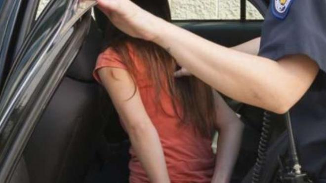 «Δεν φόρεσαν χειροπέδες στο κορίτσι»-Τι υποστηρίζει η Αστυνομία για τη σύλληψη 13χρονης στη Ναύπακτο