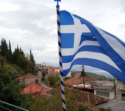 «Οι φίλοι του μουσείου Ορεινής Τριχωνίδας» μοίρασαν Ελληνικές σημαίες σε ορεινά χωριά για την εορτή της 28ης Οκτωβρίου