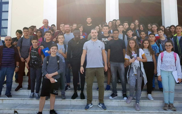 Παίκτες του Παναιτωλικού στο 1ο Γυμνάσιο Αγίου Κωνσταντίνου σε εκδήλωση για τη βία και τον ρατσισμό (φωτο)