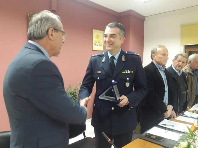Δημοτικό Συμβούλιο Θέρμου: Τιμήθηκε ο απερχόμενος Διοικητής του Αστυνομικού Τμήματος Αλ. Αντωνίου (βιντεο)