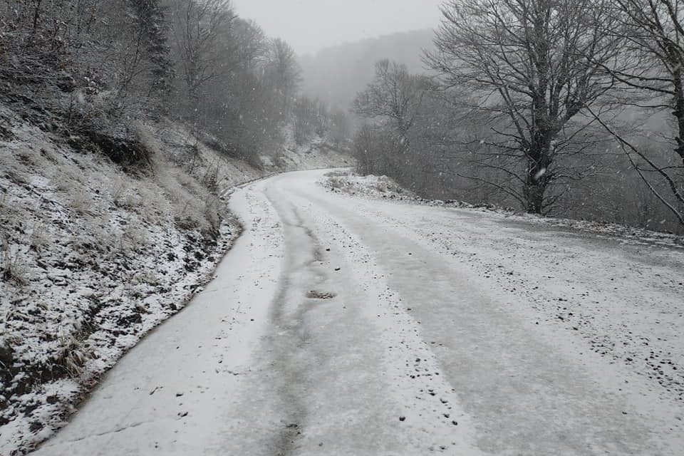 Αιτωλ/νία- Χιόνια από τα 1.000 μέτρα υψόμετρο-βίντεο από Λαμπίρι