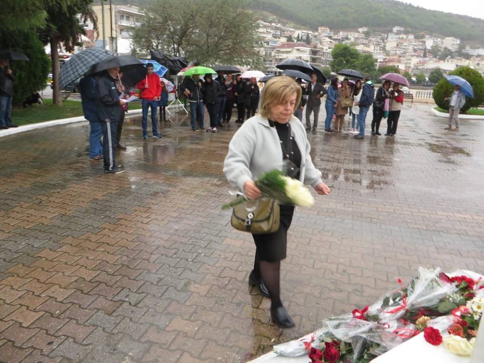17 Νοέμβρη: Χωρίς μαθήματα σήμερα-Σε κλίμα συγκίνησης κατέθεσαν Λουλούδια