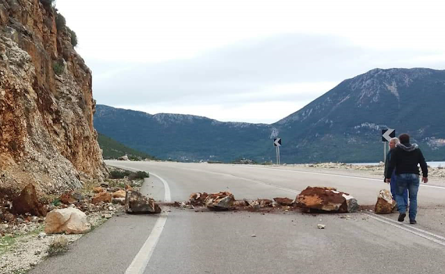 Πτώση βράχων στον δρόμο από Μύτικα προς Πάλαιρο(φωτο)
