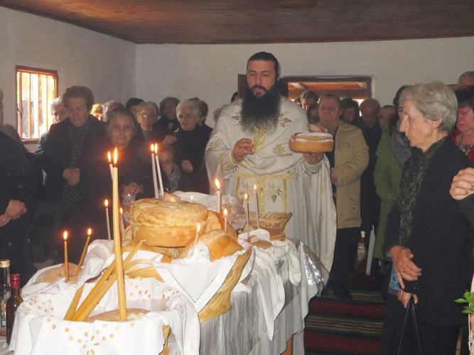 Πανηγυρική θεία λειτουργία στο εκκλησάκι της Αγίας Βαρβάρας Πλατού Αμφιλοχίας.