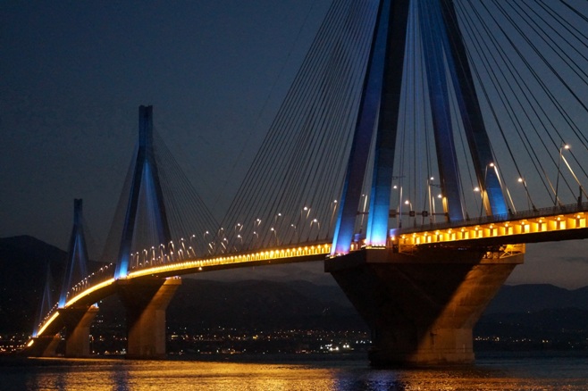 Φως γιορτινό στη Γέφυρα Ρίου – Αντιρρίου την παραμονή Χριστουγέννων & Πρωτοχρονιάς