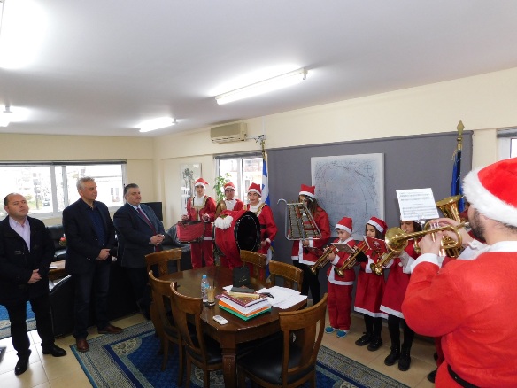 Κάλαντα Πρωτοχρονιάς στον δήμαρχο Μεσολογγίου Νίκο Καραπάνο