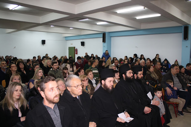 Χριστουγεννιάτικη εκδήλωση των Κατηχητικών Σχολείων της Αγίας Τριάδος Αγρινίου (φωτο)
