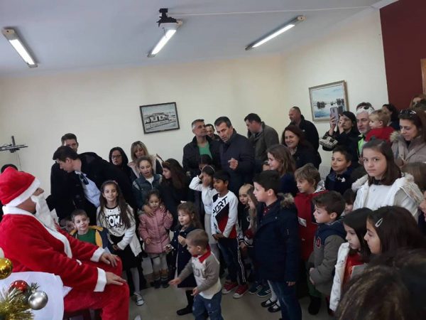 Μεσολόγγι: Ο Άη Βασίλης έφθασε με γερανοφόρο και μοίρασε δώρα στα παιδιά των πυροσβεστών