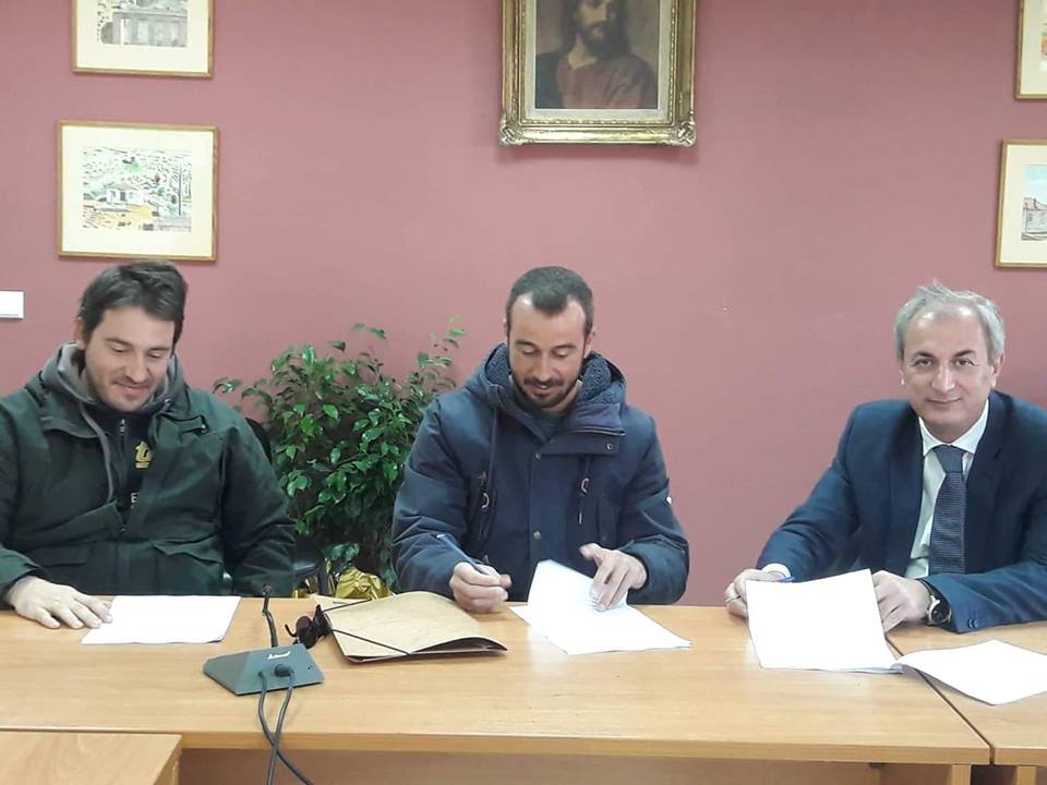 Έπεσαν οι υπογραφές για τις εργασίες αναβάθμισης του δημοτικού γηπέδου Θέρμου
