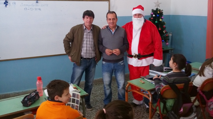 Ο Άγιος Βασίλης επισκέφθηκε το Δημοτικό Σχολείο Θέρμου(φωτο)