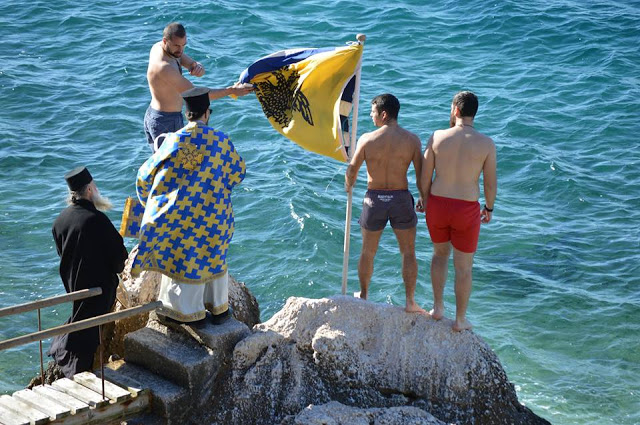 Ο Αγιασμός των Υδάτων στην παραλία “Ελιά” της Κανδήλας