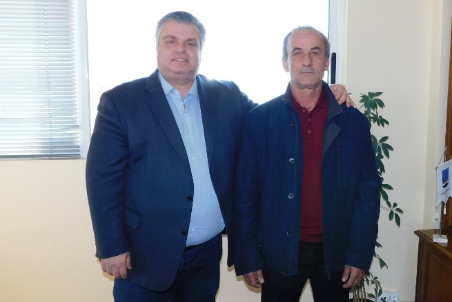 Ο Νίκος Καραπάνος καλωσορίζει στο συνδυασμό του τον Ιωάννη Γεωργίου