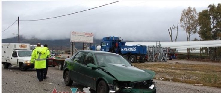 Σφοδρή σύγκρουση οχημάτων με τραυματισμούς στο Μεσολόγγι