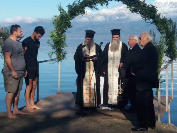 Καψοράχη:  Δύο τολμηροί βουτηχτάδες ρίχτηκαν στα παγωμένα νερά της Τριχωνίδας