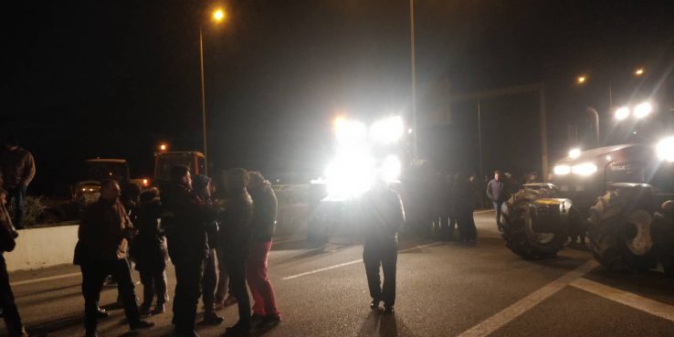 Αγρότες έκλεισαν για μία ώρα και σήμερα την Ιόνια Οδό-Κλιμακώνουν τις κινητοποιήσεις τους πανελλαδικά με μπλόκα