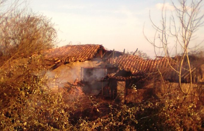 Πυρκαγιά σε παλιά αποθήκη στα Καλύβια (φωτο)