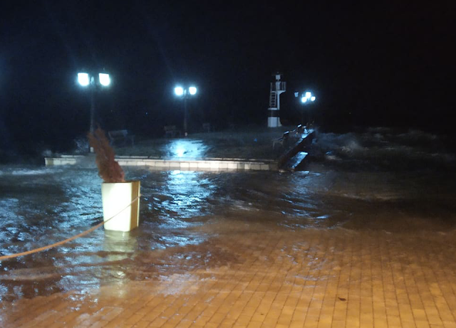 Η θάλασσα βγήκε στη στεριά στη Βόνιτσα (φωτο-video)
