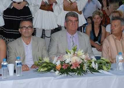 Ο πρ. δήμαρχος Στράτου Δημήτρης Μουρτζιάπης στο πλευρό του Νίκου Καζαντζή
