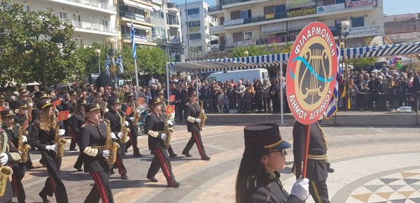Με το “Μακεδονία ξακουστή” η Φιλαρμονική Αγρινίου ξεκίνησε την παρέλαση