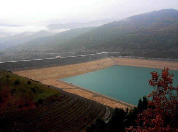 Σήμα κινδύνου για το φράγμα του Μόρνου- Μπορεί να ραγίσει σε ενδεχόμενο σεισμό.