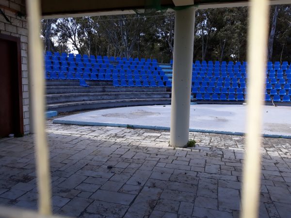 “Πέταξαν”… τα μπλε καθίσματα στο θεατράκι του Λιμανιού