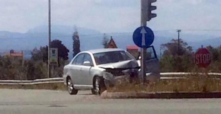 Ι.Χ. καρφώθηκε σε κολώνα στα φανάρια του Αντιρρίου (φωτο)