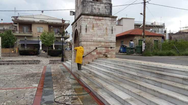 Ενορίτες καθαρίζουν εξωτερικά τον Ιερό Ναό Αγίας Τριάδος Παναιτωλίου