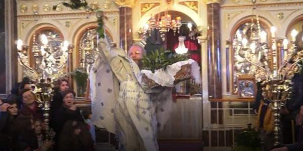 Η εντυπωσιακή πρώτη Ανάσταση στη Χίο με τον «ιπτάμενο» παπά [βίντεο]