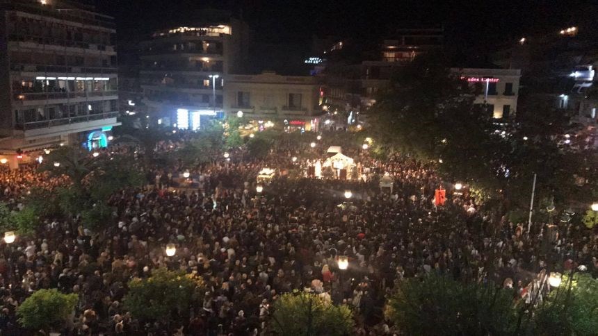 live-Συνάντηση των Επιταφίων στο Αγρίνιο-Σε κατανυκτική ατμόσφαιρα η περιφορά