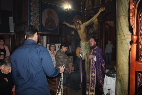 Σε ατμόσφαιρα πλήρους κατάνυξης η περιφορά του Εσταυρωμένου στην Αμφιλοχία