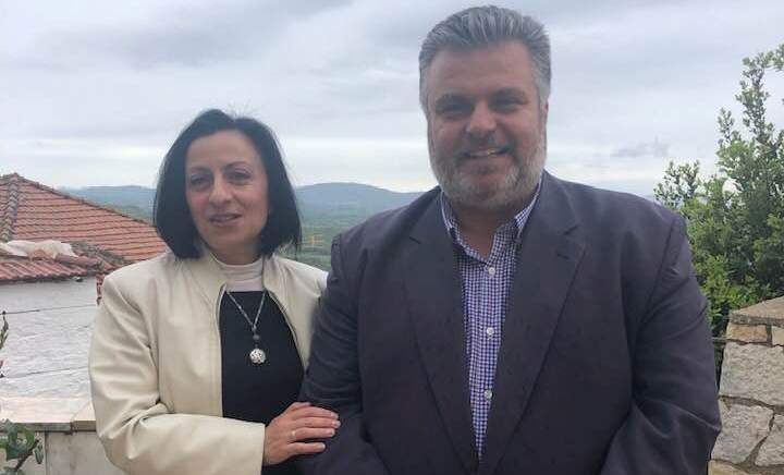 Ο  Νίκος Καραπάνος καλωσορίζει στο Συνδυασμό του την Αφροδίτη Καραπάνου
