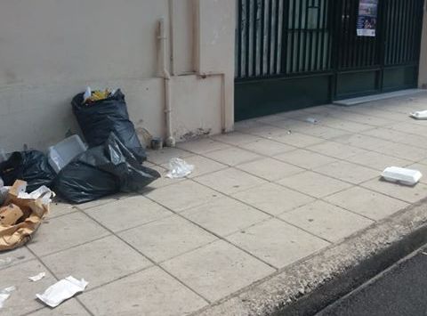 Τετάρτη μετά τις εκλογές και ακόμη σκουπίδια σε εκλογικά κέντρα του Αγρινίου