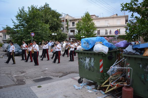 Λιτάνευση της Εικόνας στο Παναιτώλιο και δίπλα τίγκα στο σκουπίδι και τη βρώμα οι κάδοι!!