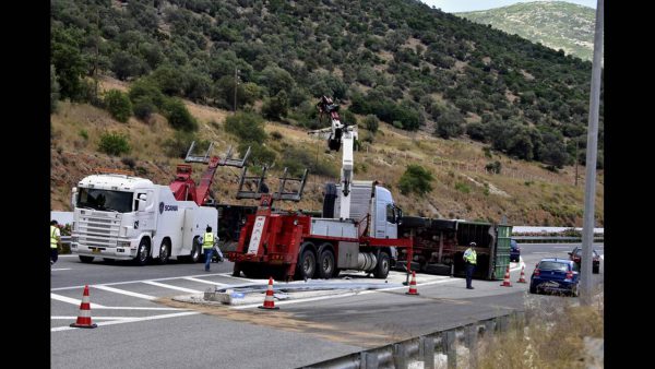 Ανατροπή νταλίκας-τραυματίστηκε ο οδηγός