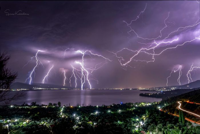 Πανδαισία κεραυνών στη λίμνη Τριχωνίδα!