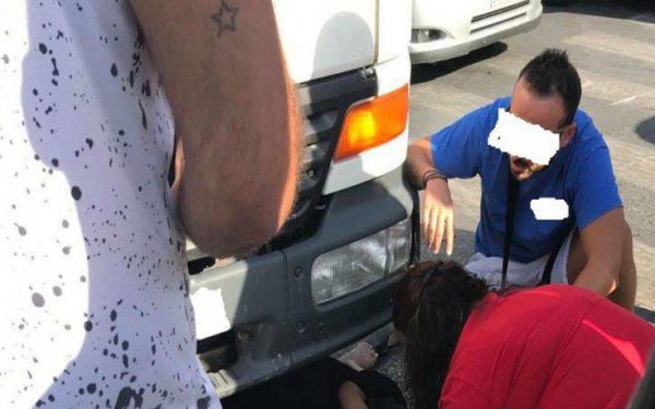 Πεζή βρέθηκε κάτω από ρόδες φορτηγού και επέζησε